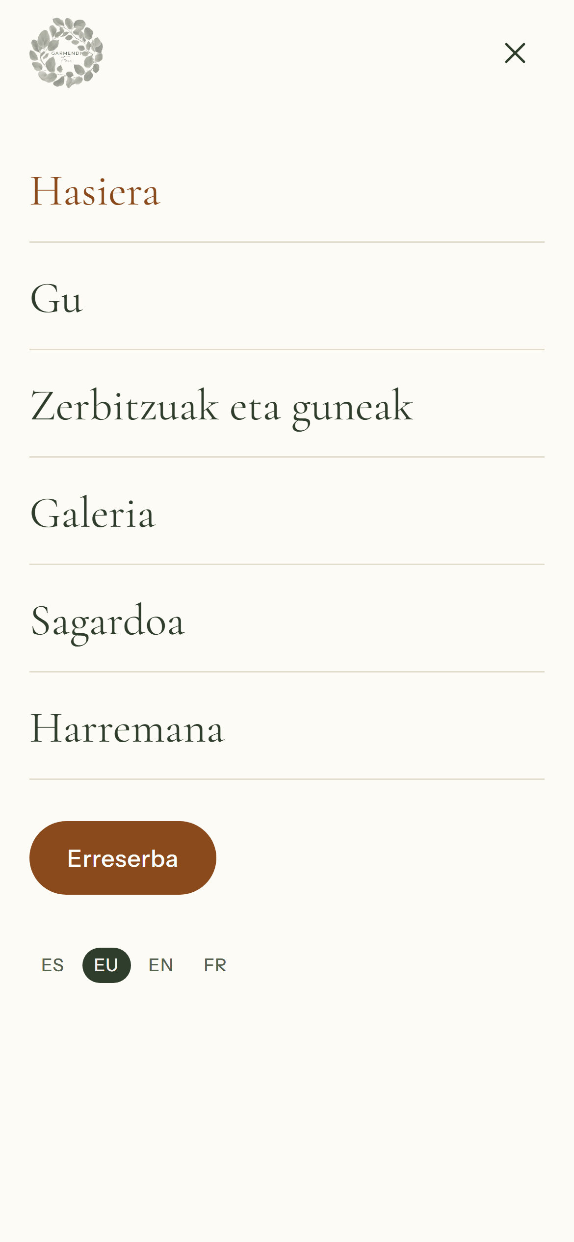 Finca Garmendi: el menú del móvil en euskera, con el selector de idiomas ES, EU, EN y FR
